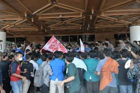 Gerakan Bela Linge, Gelar Unjuk Rasa di Halaman Kantor Gubernur Aceh