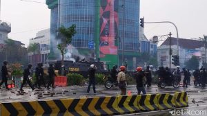 Rusuh Dekat Istana! Polisi Tembakan Gas Air Mata, Massa Berhamburan