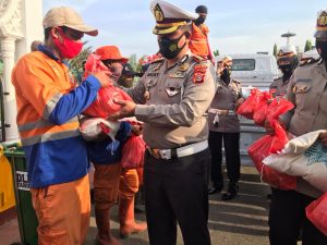 Ditlantas Polda Aceh Bantu Sembako Kepada 51 Penyapu Jalan