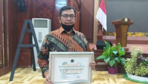 Hari Pers Nasional ke75, Dosen Komunikasi Unida Boestamam Aly Terima Anugerah
