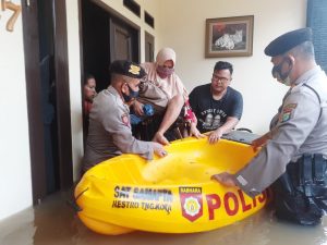 Personel TNI-Polri Dikerahkan Bantu Korban Banjir