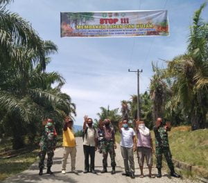 Koramil 06 Bersama Dinas Kehutan Dan Masyarakat Pasang Spanduk Cegah Karhutla