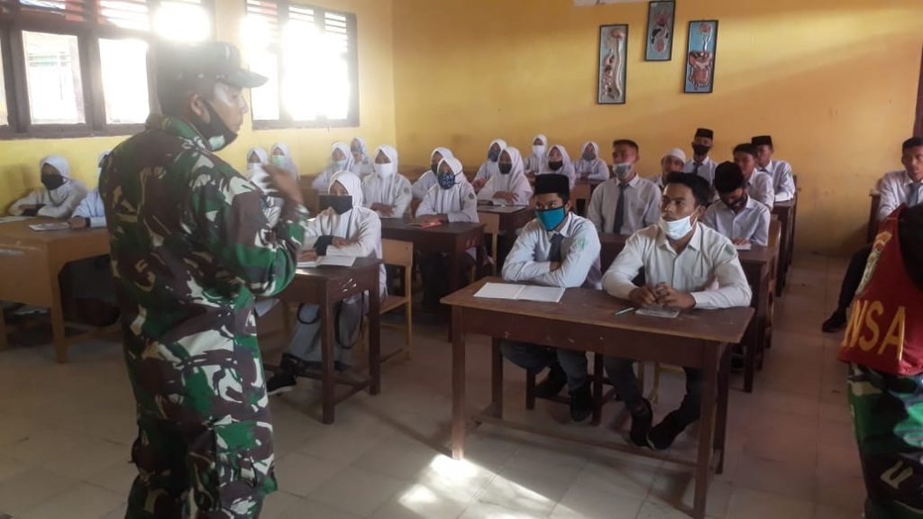 Babinsa Sosialisasikan Cegah Covid-19 Pada Sekolah di Aceh ...
