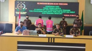 Konferensi pers penyerahan tersangka Kasus Korupsi di Kejari Agara Aceh
