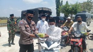 Jumat Barokah, Polres Lhokseumawe Sediakan 350 Nasi Kepada Jamaah di Masjid Paya Kambuek Meurah Mulia