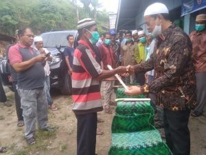 Bupati Di Dampingi Kepala BNNK Gayo Lues dan Pengulu Kampung Singah Mulo Serahkan Bantuan