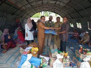 Dinsos Aceh Tenggara Salurkan Bantuan Masa Panik Kepada korban Kebakaran