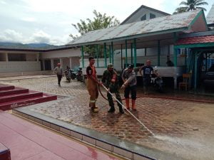 Pasca Banjir Tangse, Petugas Gabungan TNI/ Polri dan Instansi Terkait Bantu Bersihkan Rumah Warga Dari Lumpur