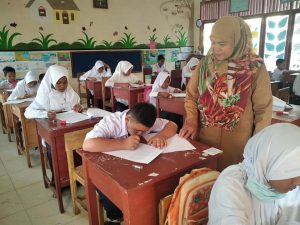 Tetap Semangat Siswa ABK Ikut Ujian Bersama Siswa Reguler