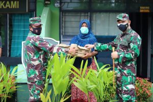Peduli Terhadap Masyarakat, Dandim 0102/Pidie Serahkan Bantuan Bibit Bebek dan Bibit Pinang