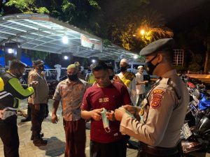Polres Pidie Bagikan Masker Kepada Para Jamaah Tarawih