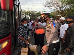 Ditlantas Polda Aceh Gelar Tes Swap Antigen Secara Gratis Kepada Seluruh Penumpang Bus Yang Baru Tiba di Terninal Batoh