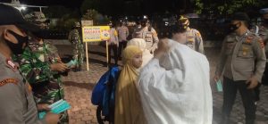 Giliran Jamaah Tarawih Masjid Istiqomah Sakti Dapat Masker Gratis Dari Polres Pidie
