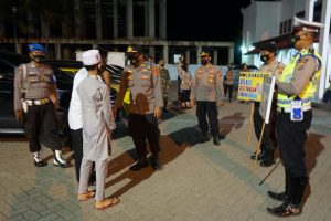 Kapolres Pidie Pantau Langsung Pembagian Masker Kepada Jamaah Tarawih