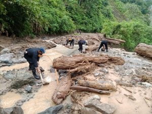 Sempat Menutupi Badan Jalan di Lintas Gayo Lues, Brimob Polda Aceh Turun Tangan Bersihkan Material Longsor