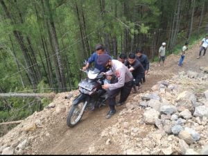 Jalan Lintas Gayo Lues – Aceh Timur Putus Total, Polres Gayo Lues Buat Jalan Alternatif dan Bantu Warga Melintas