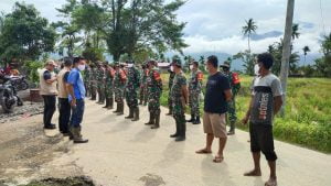 Personil Kodim 0108 Agara Bersama Tim Reaksi Cepat (TRC) BPBD Bantu Warga Bersihkan Lumpur