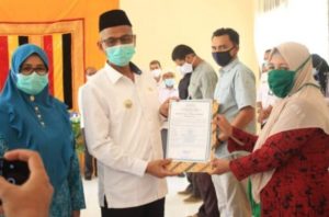 Peduli Produk, Bupati Nagan Raya Serahkan Sertifikat Halal Bagi 15 Para Pelaku UMKM