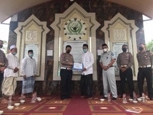 Dirlantas Polda Aceh Serahkan Santunan Jasa Raharja Kepada Keluarga Waled Ibrahim