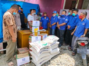 Anggota Fraksi Demokrat DPR Aceh Bantu Korban Kebakaran di Desa Penampaan