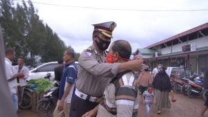 Angka Penularan Virus Asal Wuhan Meningkat, Ditlantas Polda Aceh Bagikan 1000 Masker Untuk Pasar Rakyat Lam Dingin