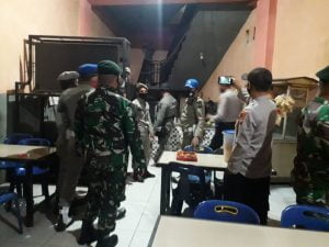 Personel Gabungan, Tak Cuma Disegel, Cafe dan Tempat Makan yang Langgar Perwal Juga Diberi Sanksi