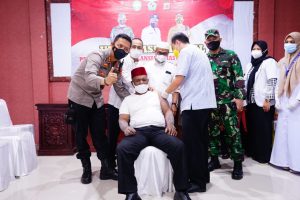 Bupati Pidie Abusyik Suntik Vaksin Di Mapolres Pidie