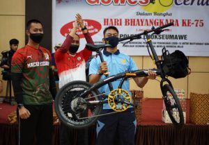 Kapolres Lhokseumawe dan Dandim Aceh Utara Serahkan Hadiah Utama Kepada Pemenang Gowes Ceria