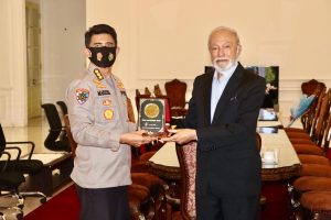 Polda Aceh Anjangsana ke Istana Wali Nanggroe, Mahlik Mahmud Terima Bingkisan