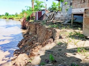 Dua Rumah Warga Desa Drien Tujuh Terancam Jatuh Kesungai