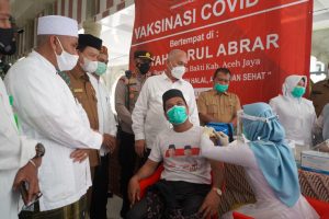 Sekda Aceh Hadiri Vaksinasi Covid 19 Di Dayah Darul Abrar