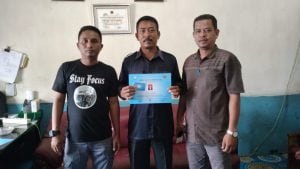 Delapan Orang Anggota PWI Aceh Tenggara Terima Kartu Dan Sertifikat Ukw