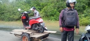 Aceh Barat Banjir, Warga Kuta Padang Layung Menyiapkan Becak Untuk Angkutan Sepmor