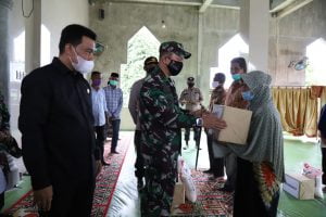 Dandim 0102/Pidie Berikan Bantuan Sembako Kepada Warga Kurang Mampu, Ini harapannya