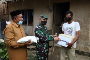 Dandim 0102/Pidie Serahkan Bantuan Sembako Bagi Masyarakat Kurang Mampu di Kota Meureudu