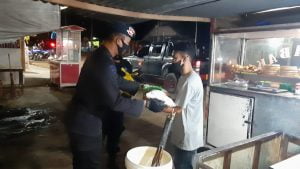 Bantu Masyarakat di Saat PPKM Mikro, Sat Brimob Polda Aceh Salurkan Bantuan