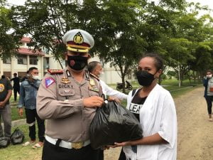 Dirlantas Salurkan Bantuan Sosial Kepada Mahasiswa Asal Papua