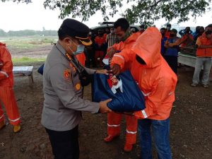 Wakili Alumni Akpol 91, Karolog Polda Aceh Bagikan Sembako untuk Petugas Kebersihan