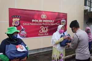 HUT ke-30, Alumni Akpol 91 Bharadaksa Polda Aceh Bagikan Sembako di Pasar Lambaro