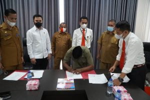 Ditreskrimum Polda Aceh Inisiasi Penandatanganan Surat Pernyataan Prokes di Pasar