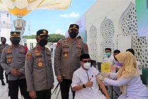 Wakapolda Mendampingi Kapolda Cek Vaksinasi Merdeka Di Masjid Raya Baiturrahman