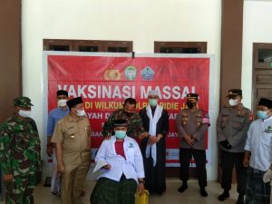 Kodim 0102/Pidie Dukung Vaksinasi Tingkat Remaja Di Pondok Pesantren Darul Munawwarah Kuta Krueng