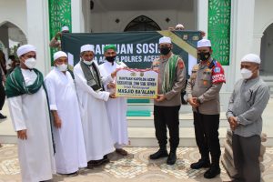 Kunker ke Aceh Timur Kapolda Aceh Serahkan Bantuan Untuk Masjid dan Ziarah ke Makam Ulama