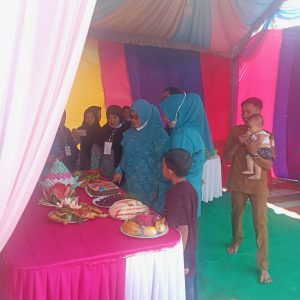 PKK Tripa Makmur Adakan Kegiatan Lomba Hias Bu Linto dan Nasi Goreng