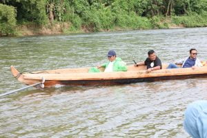Kadisdik Arungi Sungai Kluet untuk Buka Pembelajaran Kelas Jauh di Aceh Selatan
