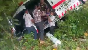 Mobil Ambulans Membawa Pasien Rujukan Dari Banda Aceh Menuju Abdya Terbalik Di Gunung Kelambu