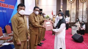 Kadisdik Aceh Drs Alhudri MM Serahkan SPK kepada 2.318 Guru PPPK Tahun 2021, Ini Harapannya