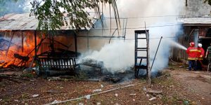 Satu Unit Rumah Berkonstruksi Kayu Hangus Dilalap si Jago Merah