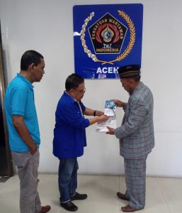 Adnan NS Serahkan Buku ‘Pers Aceh dalam Lintasan Sejarah’ untuk PWI