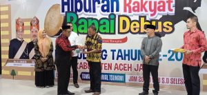 Beda Judul, Adnan NS Serahkan Dua Buah Buku Untuk Desa Kelahiran